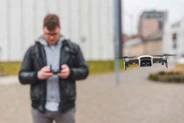 drone arka planda bulanık adam yakın