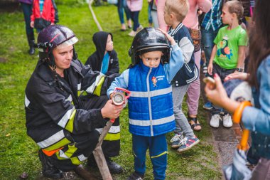 Lviv, Ukrayna - Temmuz 17,2018: park ile yürüyüş çocukları olan aileler. profesyonel çocuklar gün