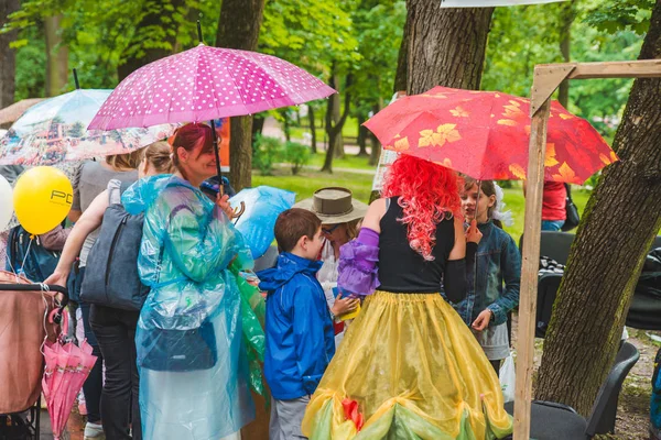 LVIV, UCRANIA - 17 de julio de 2018: familias con niños caminando por el parque. día profesional de los niños — Foto de Stock