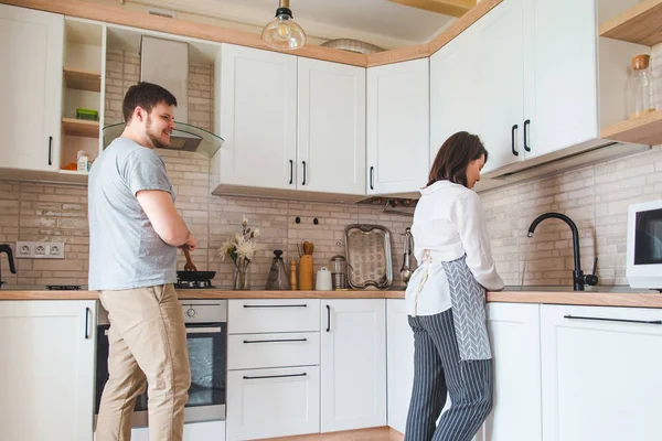 Paar koken op keuken afwas gerechten — Stockfoto