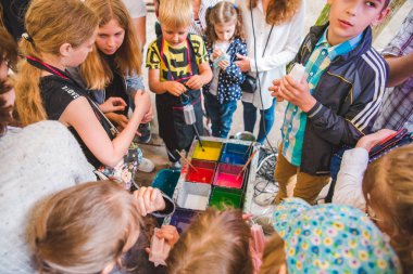 Lviv, Ukrayna - Temmuz 17,2018: park ile yürüyüş çocukları olan aileler. profesyonel çocuklar gün