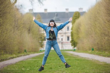 gülen kadın eski kale önünde atlama