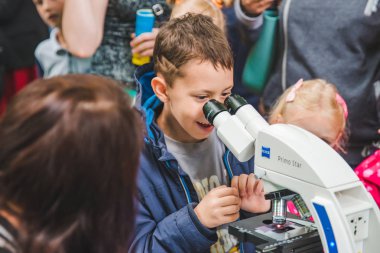 Lviv, Ukrayna - Temmuz 17,2018: park ile yürüyüş çocukları olan aileler. profesyonel çocuklar gün
