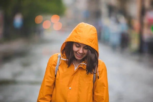 Joven bonita mujer sonriente retrato en impermeable con capucha —  Fotos de Stock