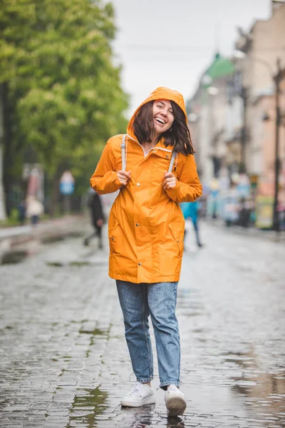 Giovane bella donna sorridente ritratto in impermeabile con cappuccio — Foto Stock