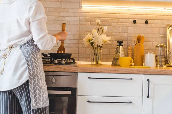 Mulher fritar na panela vista da cozinha — Fotografia de Stock