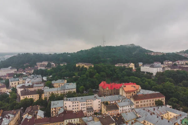 Flygvy över gamla europeiska staden med mulet dimmigt väder — Stockfoto