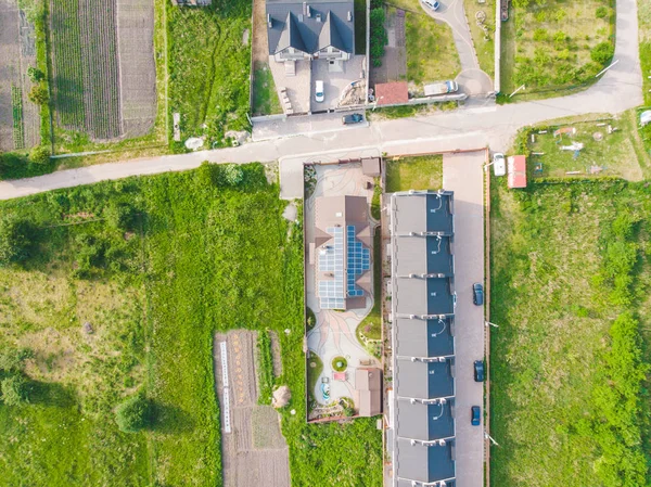 Vista aerea di lasciare casa aria con pannelli solari sul tetto — Foto Stock