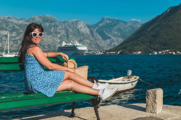 Schöne Frau auf Bank Meer und Berge im Hintergrund. Kreuzfahrtschiff — Stockfoto