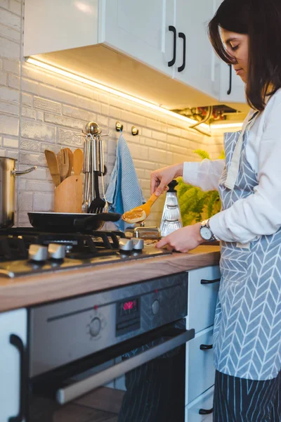 Mujer freír en pan vista de la cocina — Foto de Stock