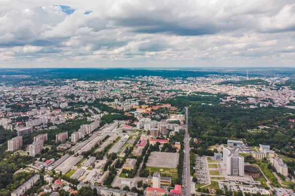Вид з повітря на місто з похмурою погодою — стокове фото