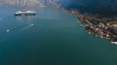 Kotor, Karadağ - 18 Temmuz 2018: arka planda sea bay dağlarında büyük beyaz cruise line. sıcak yaz güneşli gün