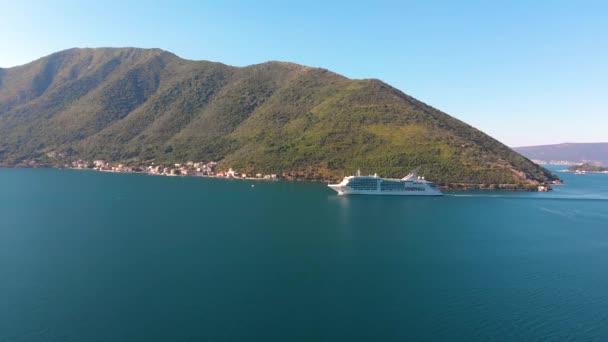 Gran Línea Cruceros Blancos Las Montañas Bahía Mar Fondo Cálido — Vídeo de stock