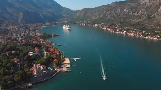 Luftaufnahme Der Bucht Von Kotor Mit Kreuzfahrtschiff Balkan Berge — Stockvideo