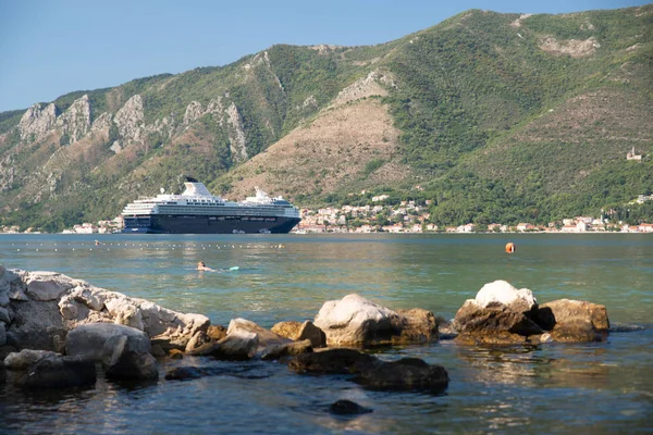 Crucero cerca de la costa en montenegro — Foto de Stock