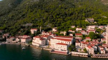 karadağ'da perast şehrinhavadan görünümü. yaz tatili konsepti. etrafında spin.