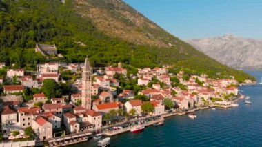 gün batımında perast şehrin havadan görünümü. yaz tatili konsepti. dağlar ile deniz kıyısında kasaba