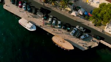 gün batımında Karadağ perast kasabanın havai görünümü. seyahat şehir konsepti