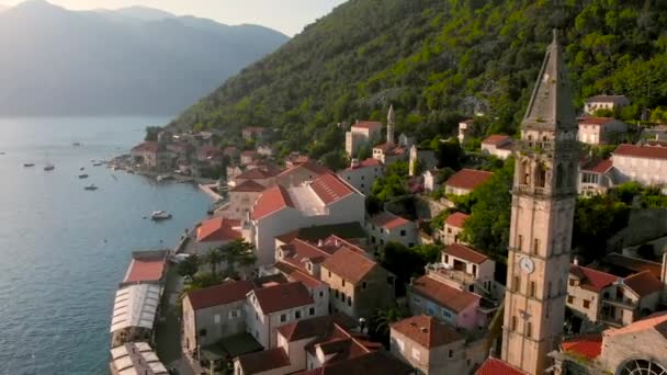 Θέα Στο Ηλιοβασίλεμα Της Perast Πόλης Πύργο Εκκλησία Στην Αδριατική — Αρχείο Βίντεο