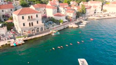 gün batımında perast şehrin havadan görünümü. yaz tatili konsepti. dağlar ile deniz kıyısında kasaba