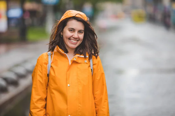 Jovem muito sorridente mulher retrato na capa de chuva com capuz — Fotografia de Stock