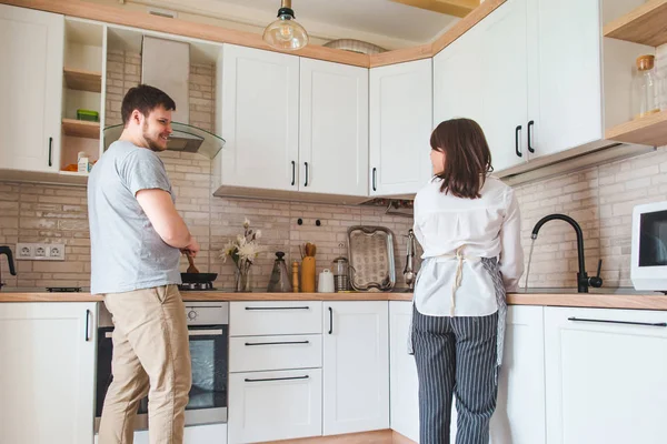 Pareja cocina en cocina lavando platos — Foto de Stock