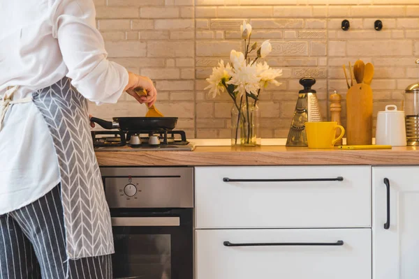 Mulher fritar na panela vista da cozinha — Fotografia de Stock
