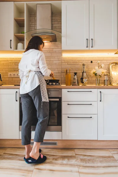 Vista de trás mulher na cozinha cozinhar — Fotografia de Stock