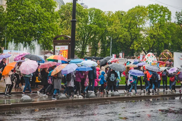 Lviv, Ukraine - 5. Mai 2019: Gruppe von Kindern läuft mit Regenschirmen durch die Straße — Stockfoto
