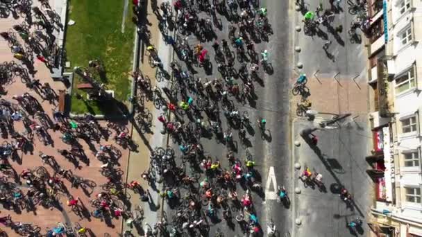 Vista Aérea Dia Cidade Bicicleta Grande Grupo Pessoas Montando Juntos — Vídeo de Stock