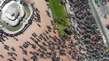 Bisiklet şehir gün havai görünümü. büyük insanlar grup birlikte sürme. sağlıklı yaşam tarzı