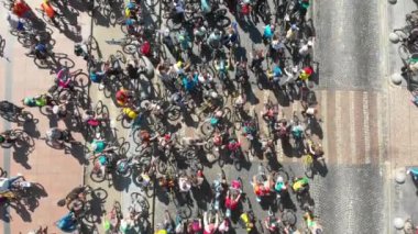 Bisiklet şehir gün havai görünümü. büyük insanlar grup birlikte sürme. sağlıklı yaşam tarzı