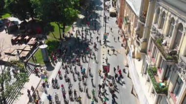 Bisiklet şehir gün havai görünümü. büyük insanlar grup birlikte sürme. sağlıklı yaşam tarzı
