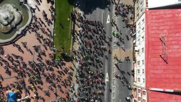 Vue Aérienne Journée Vélo Ville Grand Groupe Personnes Chevauchant Ensemble — Video