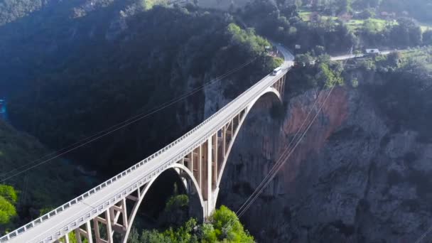 Luftaufnahme Einer Brücke Den Bergen Mit Wald Schlucht Mit Fluss — Stockvideo