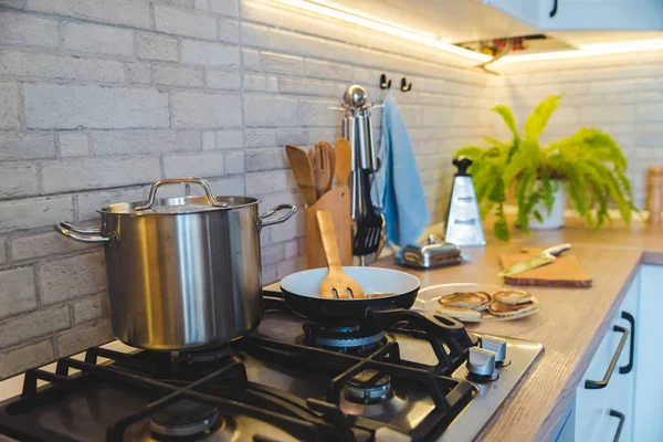 Сковородка на плите с блинами — стоковое фото