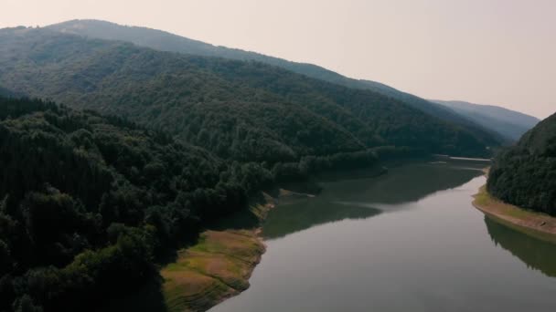在山上的湖的顶部的看法 夏季时间 — 图库视频影像