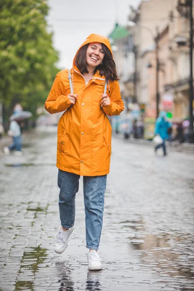 Fiatal szép mosolygó nő portré esőkabát kapucnival — Stock Fotó