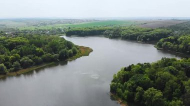 güneşli bir günde göl üzerinde drone uçuş.