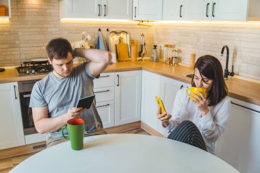 çift sabah çay okuma haber içme mutfakta oturan