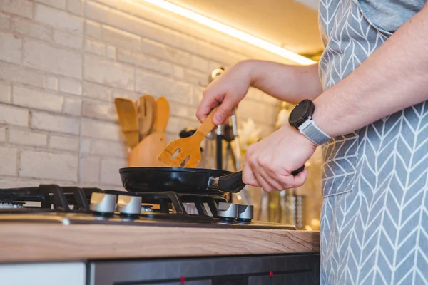 Hombre freír en la sartén en la cocina. concepto de cocina — Foto de Stock