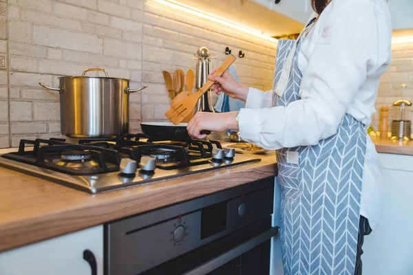 Mujer freír en pan vista de la cocina — Foto de Stock