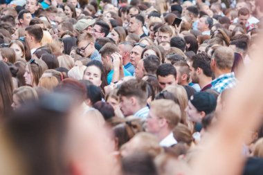 Lviv, Ukrayna - 18 Haziran 2019: konsept açık havada insanların kalabalık