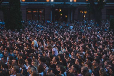Lviv, Ukrayna - 18 Haziran 2019: konsept açık havada insanların kalabalık
