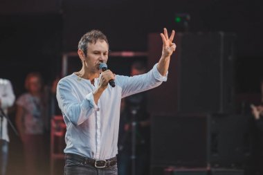 Lviv, Ukrayna - 18 Haziran 2019: Vakarchuk sahnede mikrofonla konuşuyor