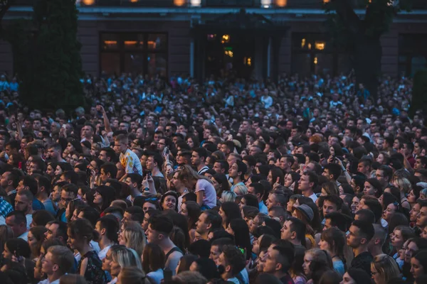 LVIV, UCRAINA - 18 giugno 2019: folla di persone all'aria aperta — Foto Stock
