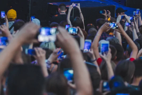 LVIV, UKRAINE - 18 juin 2019 : personnes qui tournent sur des téléphones concert rock — Photo