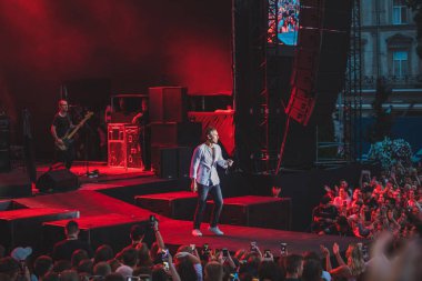 Lviv, Ukrayna - 18 Haziran 2019: Svyatoslav Vakarchuk ukraynalı rock şarkıcısı sahnede