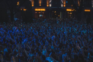 Lviv, Ukrayna - 18 Haziran 2019: konsept açık havada insanların kalabalık