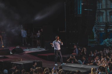 Lviv, Ukrayna - 18 Haziran 2019: Vakarchuk sahnede mikrofonla konuşuyor